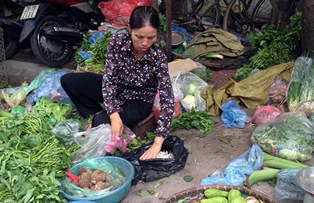 Chị Gần đã bám trụ tại Hà Nội 18 năm để bán rau, nuôi 3 con học đại học.