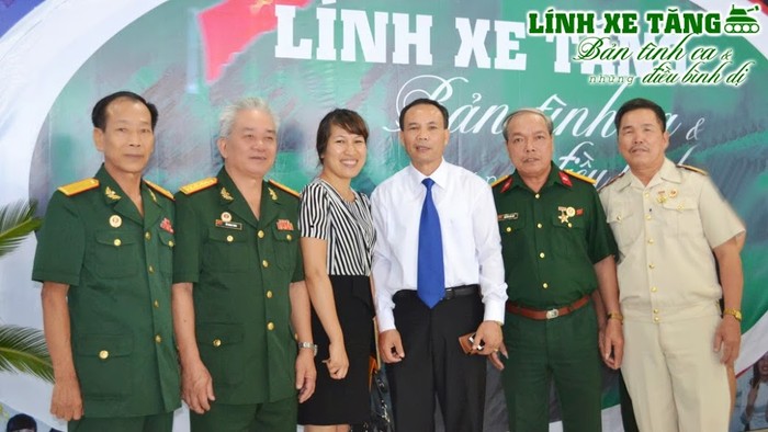 Bốn chiến sĩ lái chiếc xe tăng 390 năm xưa chụp ảnh lưu niệm cùng TS Nguyễn Tiến Luận - Chủ tịch HĐQT Trường ĐH Nguyễn Trãi, cũng là một người lính tham gia chiến dịch giải phóng miền Nam năm 1975.