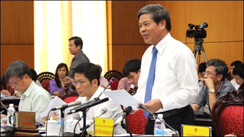 Bộ trưởng Nguyễn Minh Quang cho biết, đang nỗ lực hoàn thành chỉ tiêu cấp giấy chứng nhận quyền sử dụng đất, nhưng nếu địa phương làm chậm thì bộ cũng không có cách nào.
