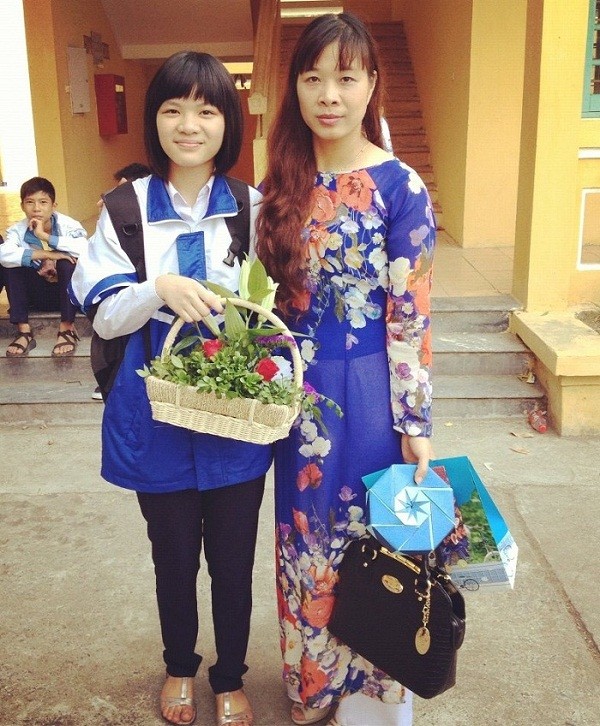Nguyễn Thị Thu Trang – Thủ khoa đầu vào 2012-2013 Lớp chuyên Văn Trường PTTH chuyên ĐH Sư phạm Hà Nội và cô giáo Phạm Hương.