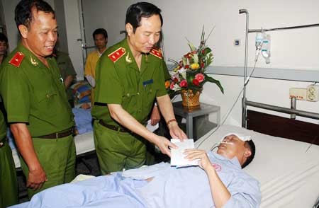 Ngày 17/7/2011, Trung tướng Phạm Quý Ngọ, Ủy viên TW Đảng, Thứ trưởng Bộ Công an thăm và tặng quà hai đồng chí Công an huyện Đông Triều (Quảng Ninh).