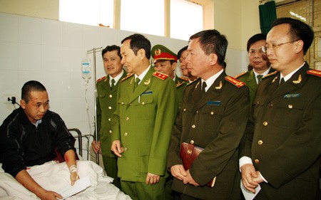 Ngày 21/2/2012, Trung tướng Phạm Quý Ngọ - Thứ trưởng Phạm Quý Ngọ tặng quà cán bộ Công an Hải Phòng bị thương trong khi truy bắt tội phạm.