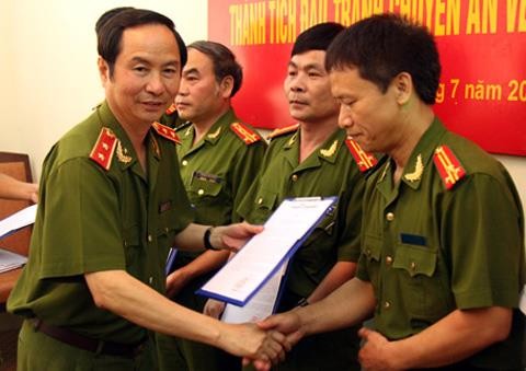 Trung tướng Phạm Quý Ngọ - Thứ trưởng Bộ Công an khen thưởng các lực lượng phá án trong vụ triệt phá đường dây ma túy xuyên quốc gia từ Lào về Việt Nam (chuyên án 006N) năm 2012.