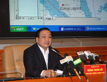 Phó Thủ tướng Hoàng Trung Hải chỉ đạo công tác tìm kiếm chiếc máy bay gặp nạn của Malaysia phải liên tục 24/24, không được dừng.