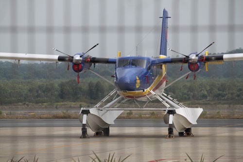 Chiếc thủy phi cơ và trực thăng đang đậu ở sân bay Phú Quốc chờ lệnh xuất phát bay ra biển tìm kiếm máy bay Malaysia Airlines mất tích. Ảnh: Thanh niên.