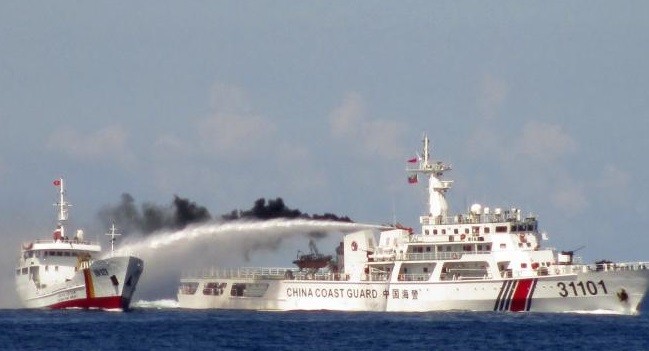 Tàu Trung Quốc chủ động dùng vòi rồng tấn công tàu Việt Nam, âm mưu bảo vệ giàn khoan 981 đang hoạt động trái phép trên vùng đặc quyền kinh tế của Việt Nam.