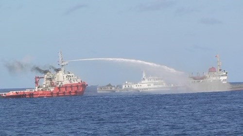 Các tàu phía Trung Quốc liên tục tấn công trực diện, nhưng lực lượng chấp pháp Việt Nam vẫn đang ứng xử bằng các biện pháp hòa bình.