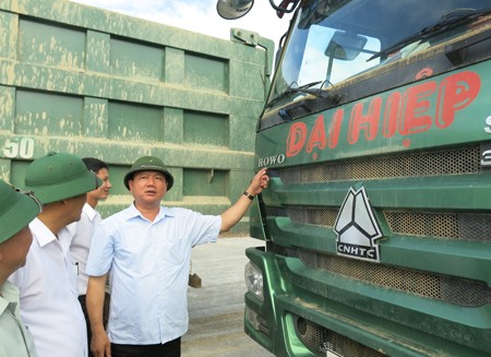 Trong một chuyến công tác mới đây, Bộ trưởng Thăng đã trực tiếp kiểm tra và yêu cầu xử lý xe quá tải đang phá hoại nhiều tuyến đường.