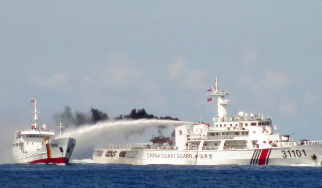 Tài hải giám Trung Quốc dùng vòi rồng phá hoại tàu Việt Nam