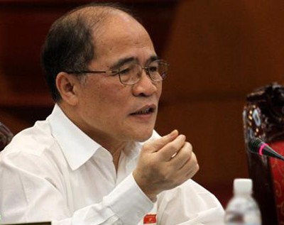 Chủ tịch Quốc hội Nguyễn Sinh Hùng đề nghị các cơ quan soạn thảo Luật căn cước công dân phải nghiên cứu kỹ, tránh gây khó khăn cho dân.