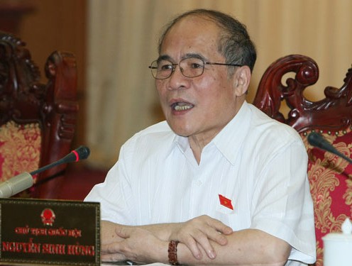 Chủ tịch Quốc hội Nguyễn Sinh Hùng yêu cầu phải báo cáo rõ kinh phí đổi mới chương trình - sách giáo khoa. Ảnh: TTO.