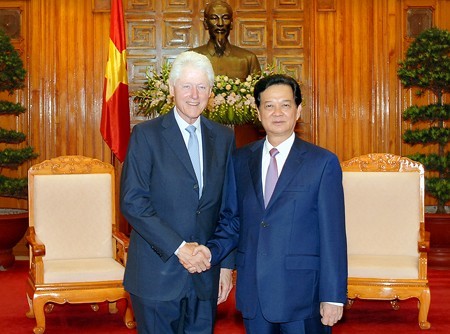 Thủ tướng Nguyễn Tấn Dũng tiếp cựu Tổng thống Bill Clinton sáng 18/7.