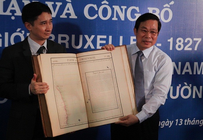 Bộ trưởng Bộ Thông tin và Truyền thông - ông Nguyễn Bắc Son đón nhận bộ Atlas thế giới xuất bản năm 1827, trong đó có các nội dung quan trọng khẳng định chủ quyền của Việt Nam tại hai quần đảo Hoàng Sa và Trường Sa.. Ảnh: Minh Độ.