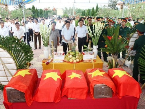 Lễ truy điệu và an táng hài cốt liệt sĩ được phát hiện và cất bốc tại Đồi Tròn, xã Cam Tuyền, huyện Cam Lộ, tỉnh Quảng Trị. Ảnh:TTXVN.