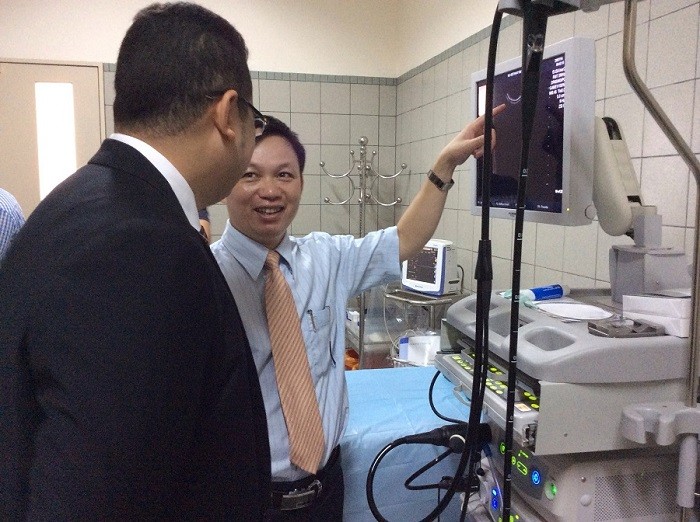 Bác sĩ Nguyễn Trường Sơn - Khoa Tiêu hóa Bệnh viện Bạch Mai đang giới thiệu với quan khách về các thiết bại hiện đại được tài trợ từ Nhật Bản.