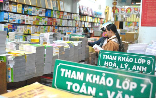 PGS Văn Như Cương đã từng chia sẻ, hiện nay thị trường có quá nhiều sách tham khảo, khiến cả học sinh và phụ huynh hoang mang.