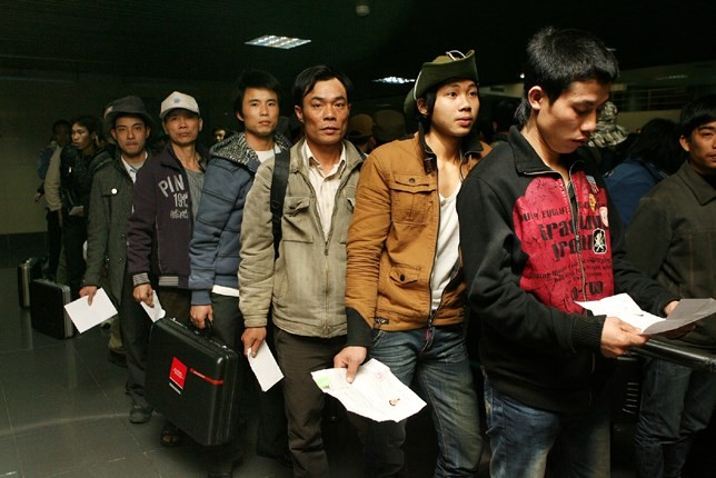 Người lao động Việt Nam làm thủ tục sơ tán ra khỏi Lybia năm 2011.