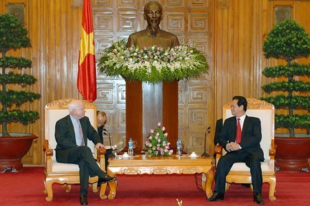 Thủ tướng Nguyễn Tấn Dũng tiếp Thượng nghị sỹ John Mc Cain. Ảnh: VGP