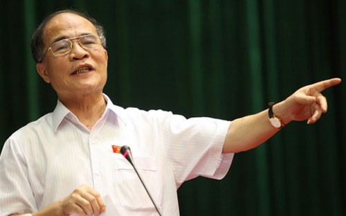 Chủ tịch Quốc hội Nguyễn Sinh Hùng: &quot;Nghĩa vụ quân sự này là mang tính phổ thông, cho nên phải chuẩn bị sẵn sàng cho mọi công dân&quot;.