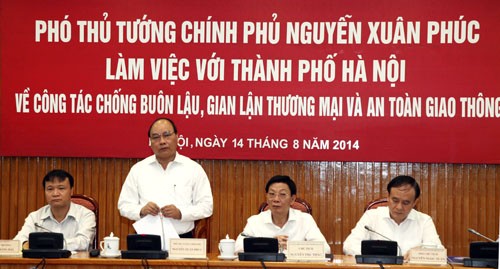 Phó Thủ tướng Nguyễn Xuân Phúc yêu cầu Thủ đô phải làm gương cho cả nước trong công tác chống buôn lậu.