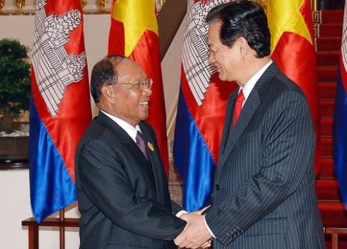 Thủ tướng Nguyễn Tấn Dũng tiếp Chủ tịch Quốc hội Campuchia - ông Samdech Heng Samrin.