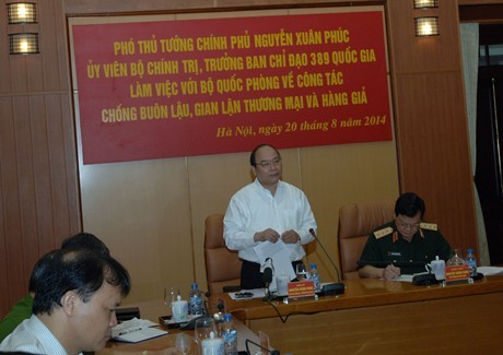 Phó Thủ tướng Nguyễn Xuân Phúc chỉ đạo: Xử lý nghiêm minh những chiến sỹ tiếp tay cho buôn lậu, gian lận thương mại và hàng giả. Ảnh: VGP.