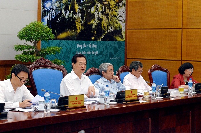 Thủ tướng Nguyễn Tấn Dũng yêu cầu Bộ Giáo dục tiếp tục lắng nghe các nhà khoa học, chuyên gia, ý kiến của người dân, để lựa chọn phương án ỳ thi quốc gia chung tốt nhất.