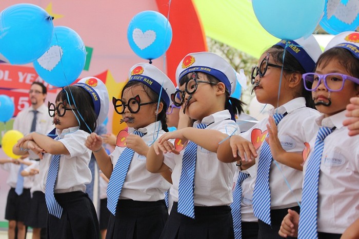 Các bé được giáo dục về truyền thống yêu quê hương đất nước ngay trong ngày khai trường. Ảnh: Diệu Linh.