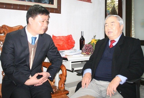 Ông Vũ Mão (phải) và Nhà báo Nguyễn Tiến Bình - Tổng Biên tập Báo Điện tử Giáo dục Việt Nam trong một cuộc trao đổi, luận bàn chuyện thời sự.