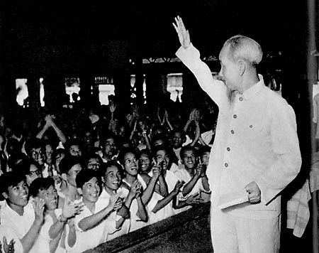 Chủ tịch Hồ Chí Minh căn dặn: &quot;Cách tốt nhất để củng cố và phát triển sự đoàn kết, thống nhất của Đảng là thực hành dân chủ rộng rãi trong Đảng, thường xuyên và nghiêm chỉnh tự phê bình và phê bình, phải có tình đồng chí thương yêu lẫn nhau&quot;.