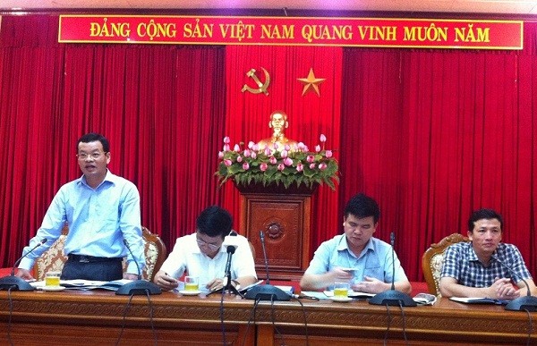 Ông Nguyễn Mạnh Hùng (ngoài cùng bên trái) khẳng định, dự án sẽ không thể đội giá thêm. Ảnh: Ngọc Quang.