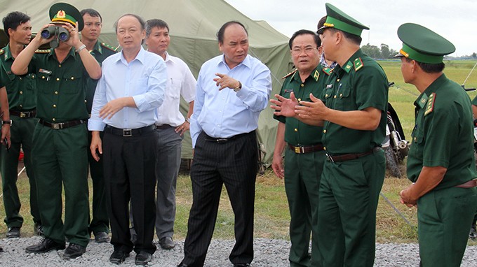 Phó thủ tướng Nguyễn Xuân Phúc thị sát tình hình buôn lậu khu vực đồn biên phòng Phước Chỉ - Tây Ninh. Ảnh: TTO.