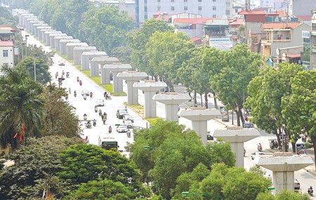 Dự án đường sắt đô thị tuyến Cát Linh - Hà Đông phải bổ sung thêm 339,6 triệu USD, nhưng cho tới nay vẫn chưa hoàn thành xong khâu giải phóng mặt bằng.