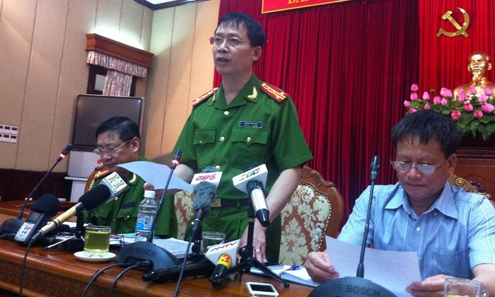 Đại tá Dương Văn Giáp - Trưởng phòng PC45 Công an TP Hà Nội thông tin về vụ giải cứu con tin chiều nay tại Thành ủy Hà Nội. Ảnh Ngọc Quang.