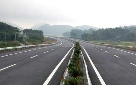 Tuyến đường cao tốc được đưa vào khai thác giúp rút ngắn thời gian đi ô tô từ Hà Nội đến Lào Cai chỉ còn 3,5 giờ đồng hồ (trước đây là 7 giờ đồng hồ).