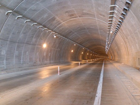 Hầm xuyên núi dài 530m trên cao tốc Nội Bài - Lào Cai.