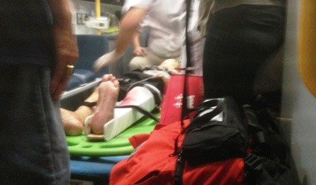 Sau vụ tai nạn rơi thang máy, các nạn nhân được đưa vào bệnh viện quận 2 cấp cứu. Ảnh: Dân trí.
