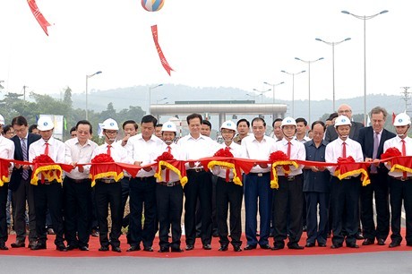 Thủ tướng Nguyễn Tấn Dũng và đại diện các Bộ, ngành, địa phương cắt băng thông xe tuyến đường cao tốc Nội Bài-Lào Cai. Ảnh: VGP.