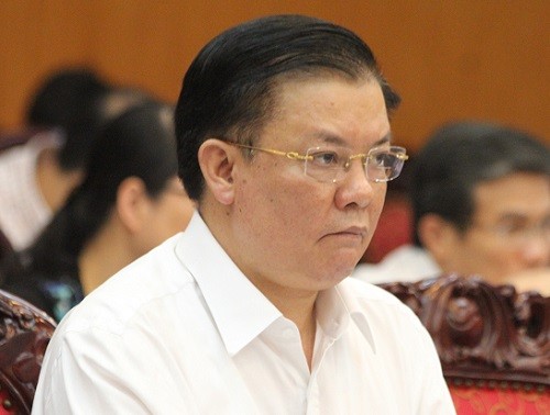 Bộ trưởng Bộ Tài chính - ông Đinh Tiến Dũng báo cáo tại Ủy ban Thường vụ Quốc hội sáng 24/9. Ảnh: Ngọc Quang.