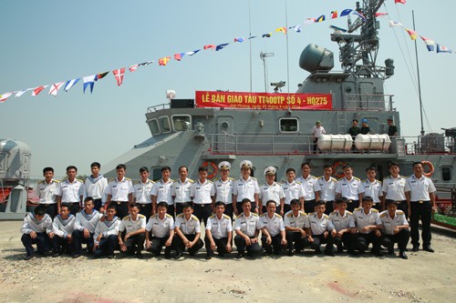 Chuẩn đô đốc Nguyễn Văn Ninh, Phó Tư lệnh Quân chủng Hải quân chụp ảnh cùng kíp tàu. Ảnh thanhnien.com.vn
