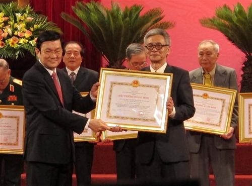 Chủ tịch Nước Trương Tấn Sang (bìa trái) trao Giải thưởng Hồ Chí Minh cho Nhà văn Đỗ Chu.