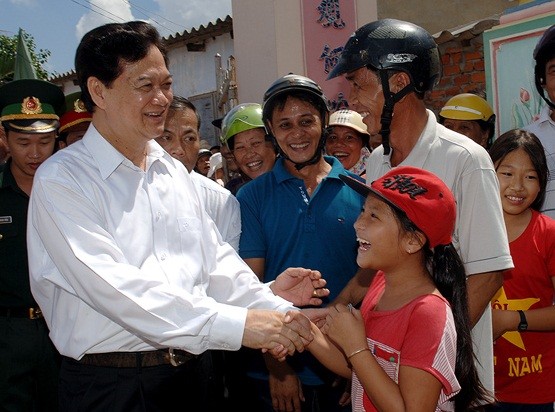 Thủ tướng Nguyễn Tấn Dũng chia sẻ niềm vui với bà con tại huyện đảo Lý Sơn. Ảnh: VGP.