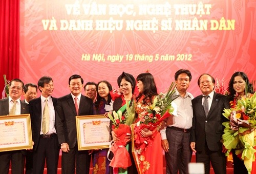 Chủ tịch nước Trương Tấn Sang trao giải thưởng Nghệ sĩ nhân dân cho các nghệ sĩ năm 2012.