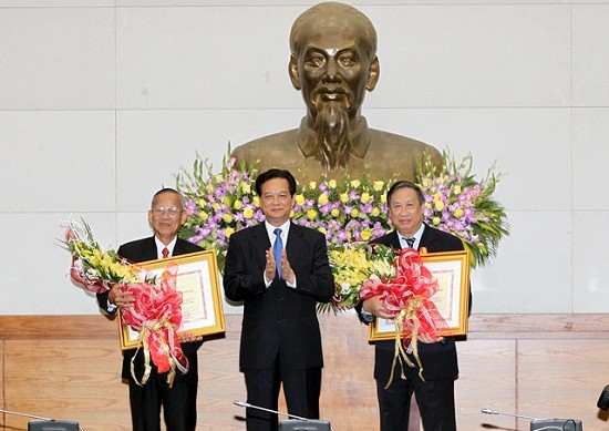 Thủ tướng Nguyễn Tấn Dũng trao Huân chương Hồ Chí Minh cho nguyên Phó Thủ tướng Trương Vĩnh Trọng và nguyên Phó Thủ tướng Phạm Gia Khiêm.