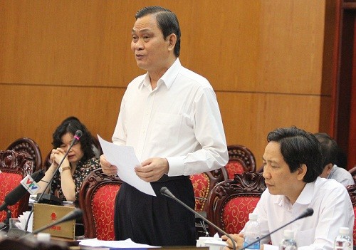 Bộ trưởng Bộ Nội vụ - ông Nguyễn Thái Bình báo cáo tại Ủy ban Thường vụ Quốc hội sáng 30/9. Ảnh: Ngọc Quang.