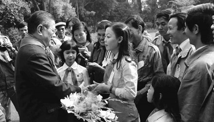 Tổng Bí thư Nguyễn Văn Linh gặp mặt thân mật các đại biểu tham dự hội nghị cán bộ phụ trách Đội thiếu niên giỏi toàn quốc, ngày 13 - 11 - 1988 tại Phủ Chủ tịch. Ảnh: TTXVN