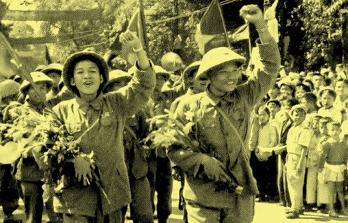 Rạng sáng ngày 10/10, các đơn vị quân đội tiến vào nội thành Hà Nội trong niềm hân hoan của hàng vạn người dân.