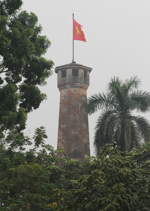 Ngay phía đối diện là Cột cờ Hà Nội - một biểu tượng đầy tự hào với người dân Thủ đô.