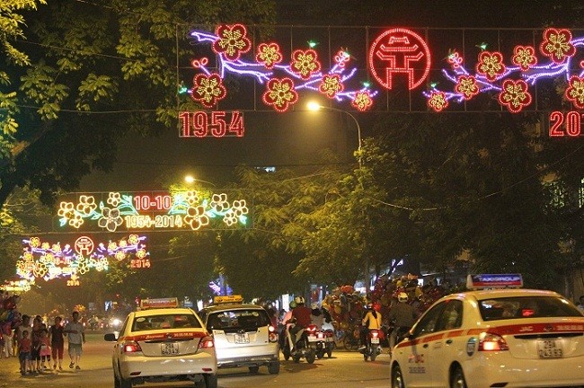Các tuyến phố trung tâm Thủ đô được trang hoàng lộng lẫy. Ảnh chụp trên phố Bà Triệu.