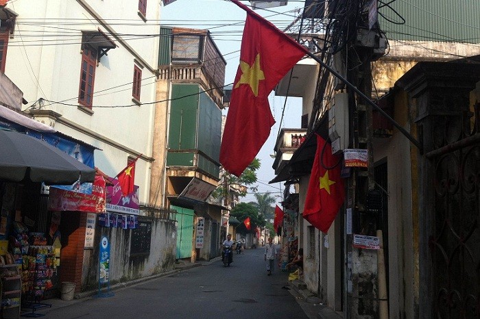 Những lá cờ đỏ rực tung bay khắp trời Hà Nội.